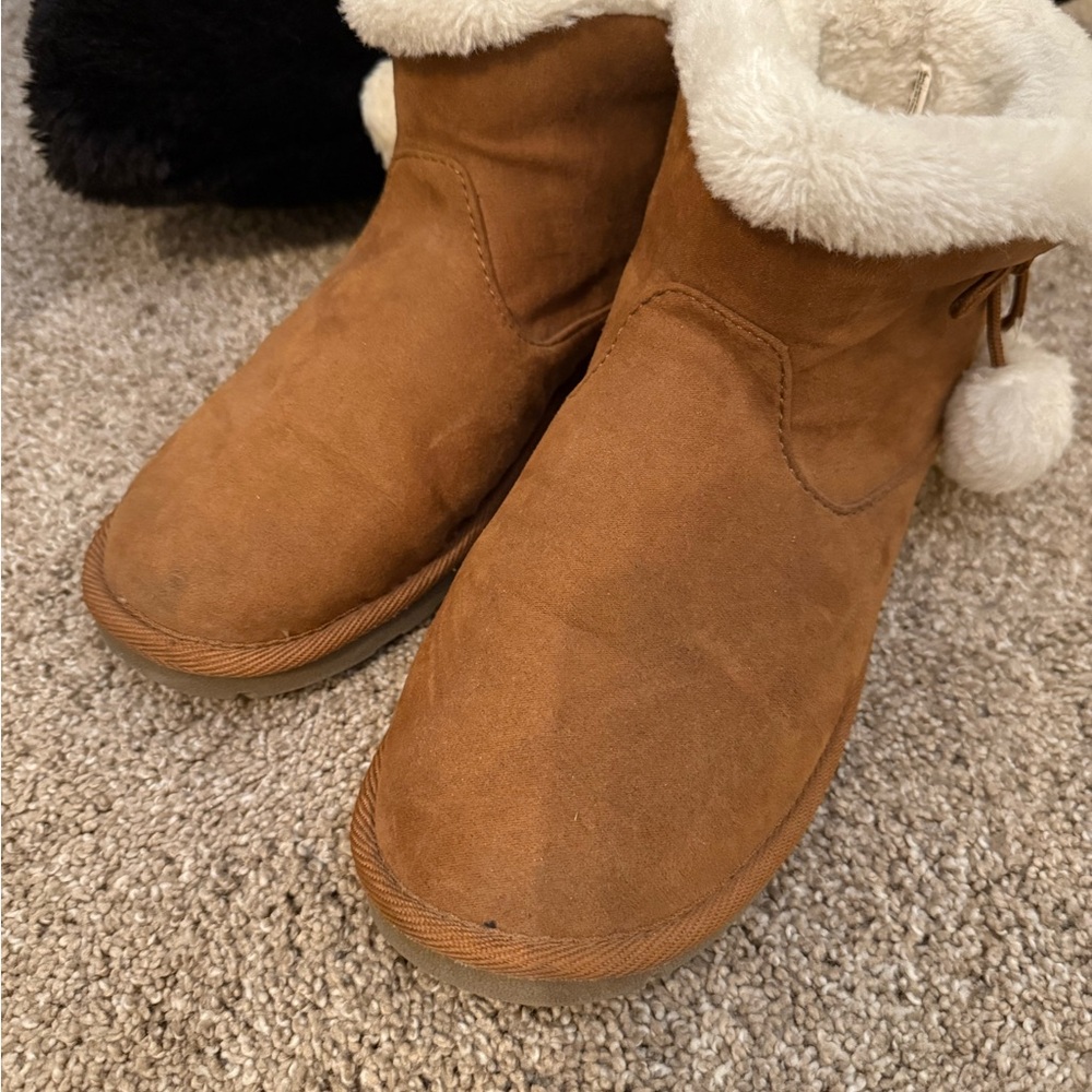 Cozy Tan Boots with White Fur Trim